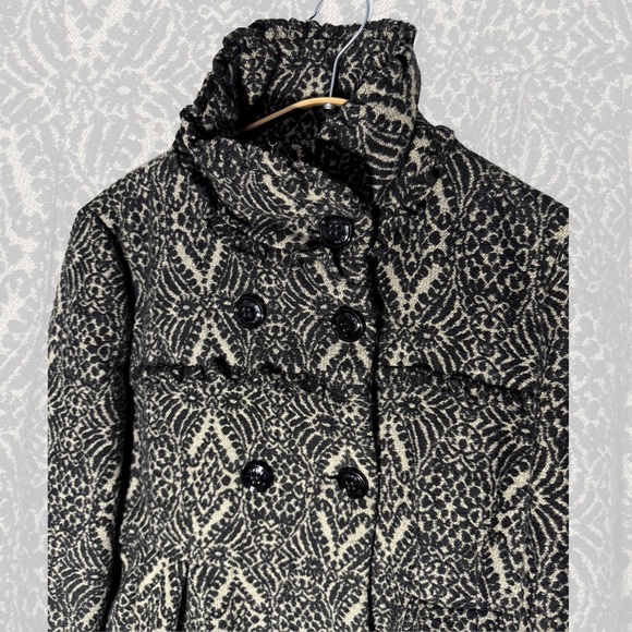 Stylish Black and Cream Patterned Coat - Picture 4 of 6